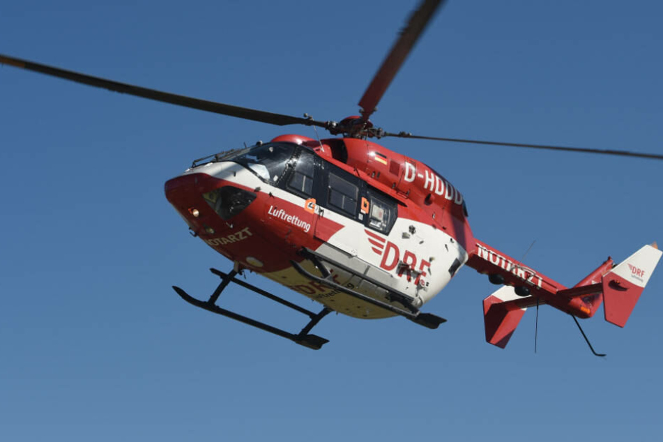 Der 72-Jährige wurde mit einem Rettungshubschrauber in eine Spezialklinik gebracht (Symbolbild).