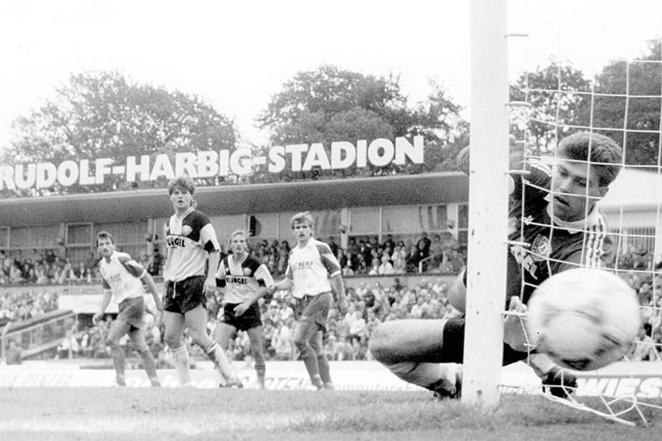 1990 wurde das "Dynamo-Stadion" wieder in "Rudolf-Harbig-Stadion" umbenannt. 