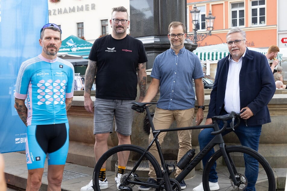 In zwei Wochen machen 200 Radler des European Peace Ride auf dem Marktplatz in Annaberg-Buchholz halt: Hagen Schanze (v.l.), Kai Winkler (45), Ronny Schwarz und OB Rolf Schmidt (64, Freie Wähler) haben sich vor Ort umgeschaut.