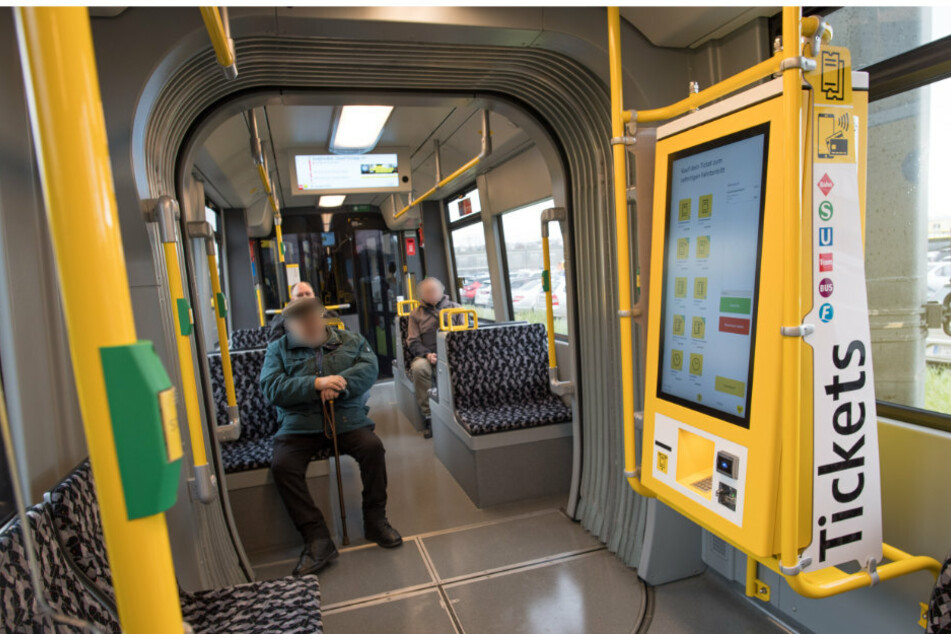 Ein 65-Jähriger wies in einer Tram in Berlin einen Fahrgast auf die Maskenpflicht hin. (Symbolbild)