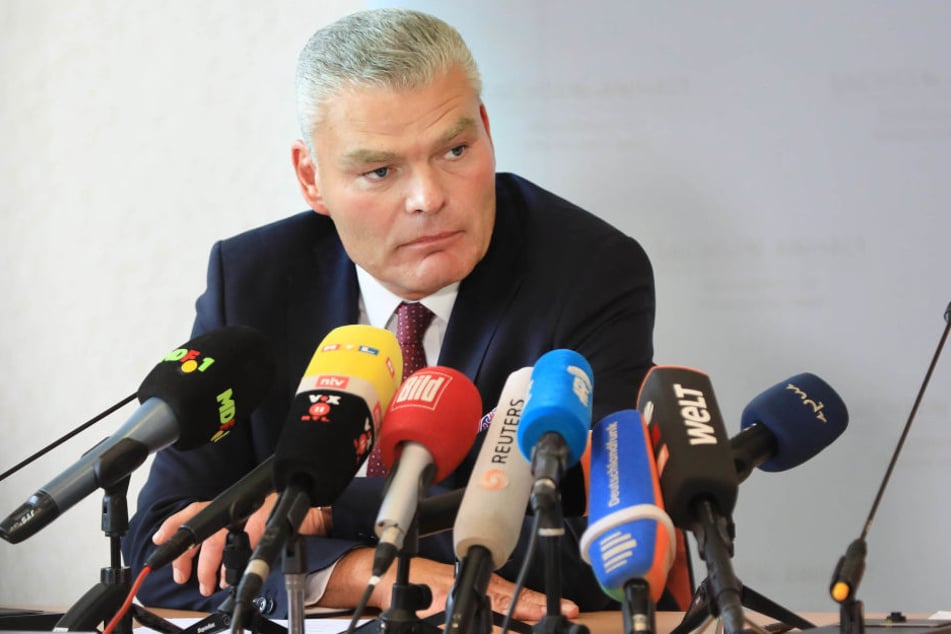 Durch die Handlungen der AfD entsteht laut Sachsen-Anhalts Innenminister Holger Stahlknecht (CDU) die Gefahr, dass Rechtsextreme salonfähig gemacht würden.