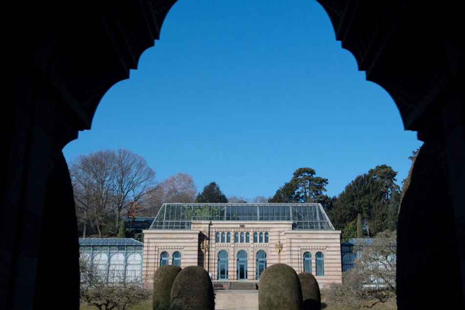Das Maurische Landhaus ist im Zoologisch-Botanischen Garten Wilhelma durch einen Bogen zu sehen.
