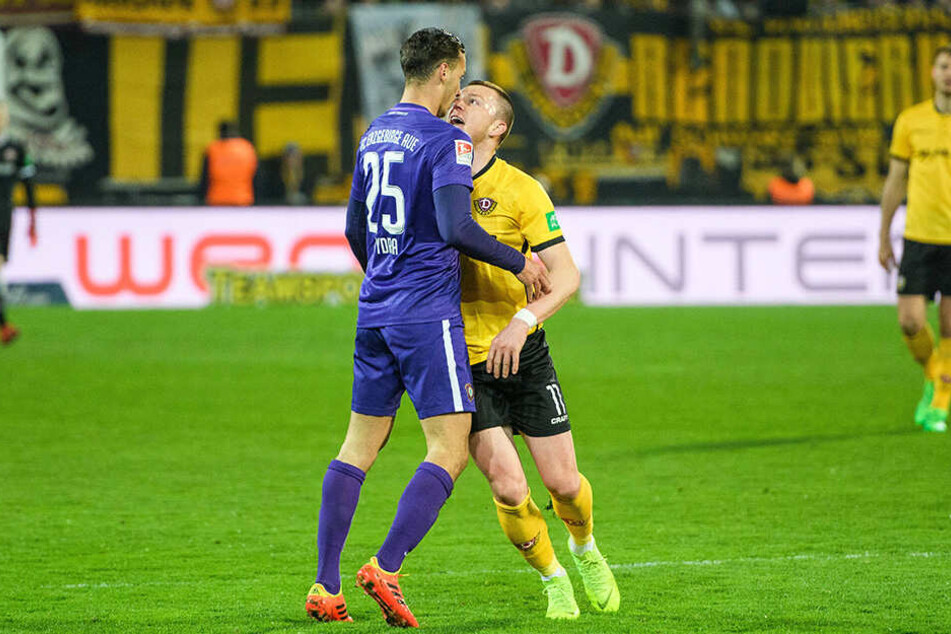 Derbycharakter! Aues Dominik Wydra (l.) und Dynamos Haris Duljevic von Angesicht zu Angesicht. Beide sahen dafür Gelb.