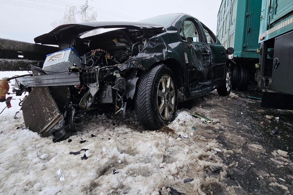 Unfall in Nordsachsen: Auto kracht mit Ferkel-Laster zusammen