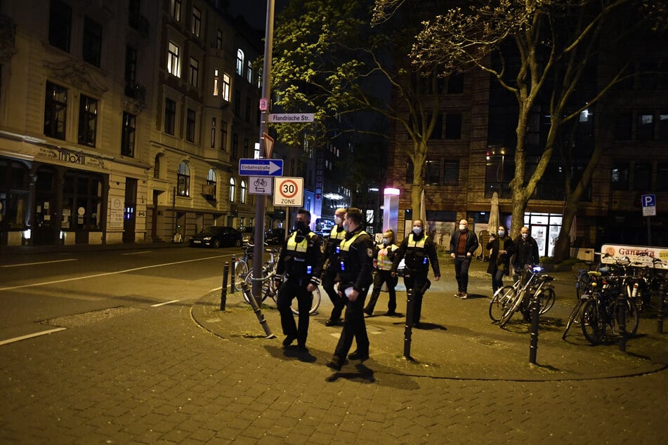 Das Ordnungsamt und Polizei waren in der Nacht auf Sonntag in der Kölner Innenstadt unterwegs, um die Einhaltung der Ausgangsbeschränkung zu kontrollieren.