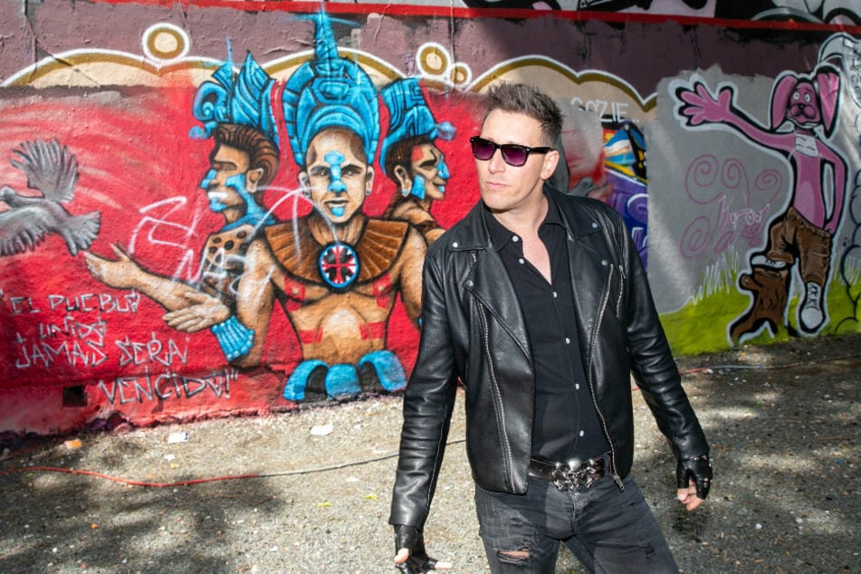 Schauspieler Philipp Richter (39) - hier vor Street Art-Kunst hinter der "Scheune" - wollte als Teenager Sprayer werden.
