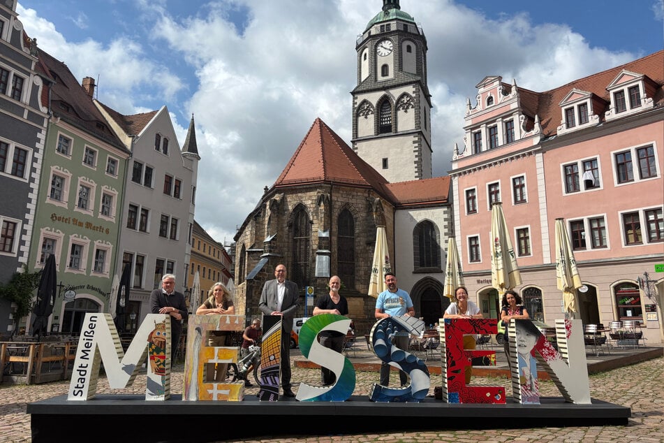 Oberbürgermeister Olaf Raschke (62, parteilos, 3.v.l.) und Stadtmarketing-Chef Christian Friedel (47, 3.v.r.) weihten mit den Künstlern Meißens ersten Selfie-Point auf dem Marktplatz ein.