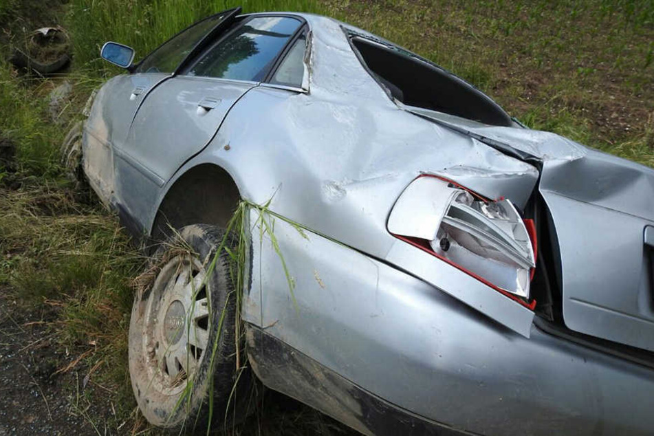 Autofahrer und Beifahrer wurden schwer verletzt.