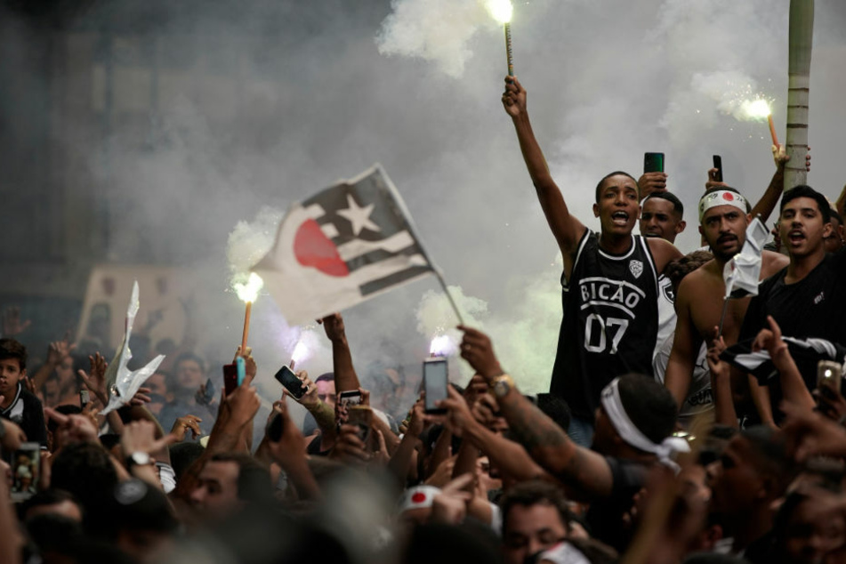 Hier feiern die frenetischen Fans ihren Klub Botafogo noch. Mittlerweile ist die Stimmung jedoch umgeschlagen.