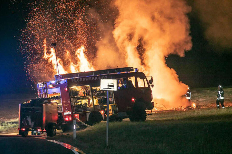 Besonders erschwerend für die eingesetzten Kräfte der Feuerwehr war die große Hitze und die enorme Höhe der Flammen.