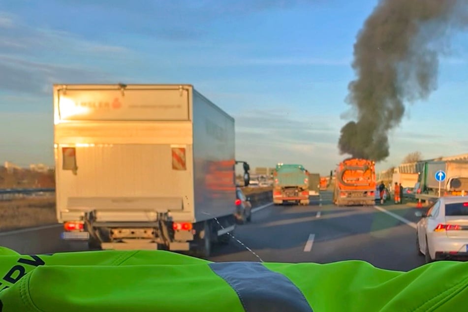 München: Auto geht auf der A99 in Flammen auf: Fahrbahn voll Diesel