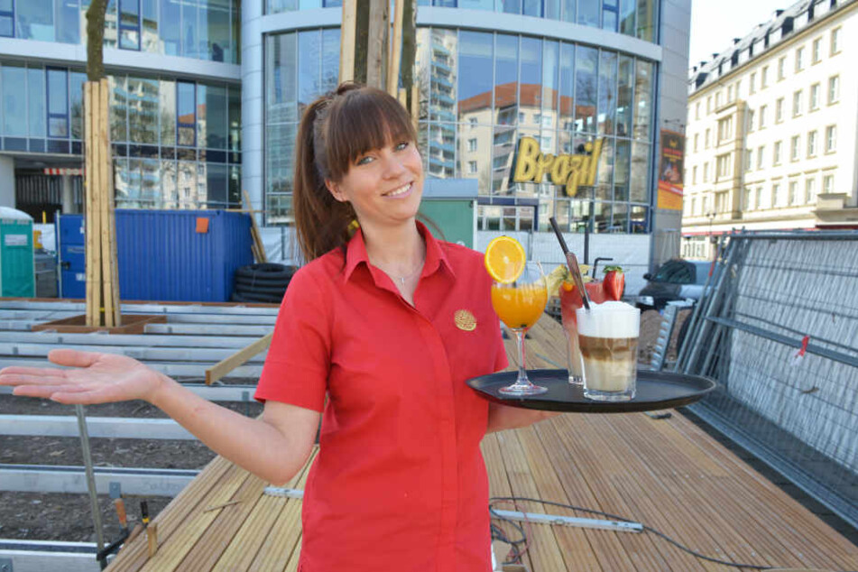 Sara Welz (32) serviert demnächst auch auf dem neuen Podest, das derzeit vor dem "Brazil" montiert wird.