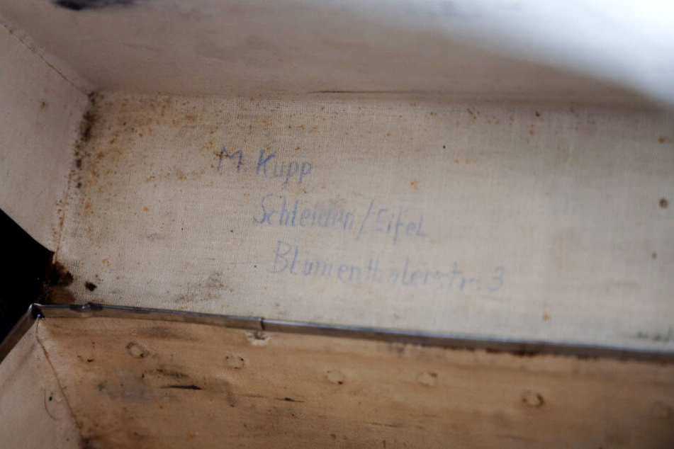 Die Adresse der ursprünglichen Besitzerin Mia Kupp steht in einem Transportkoffer eines Akkordeons.