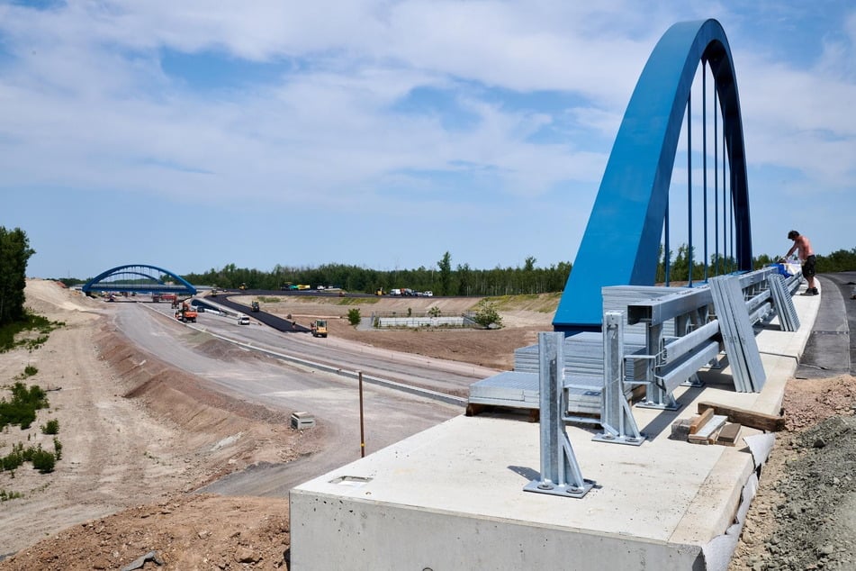 Blick von einer der neuen Brücken über die im Bau befindliche A72.