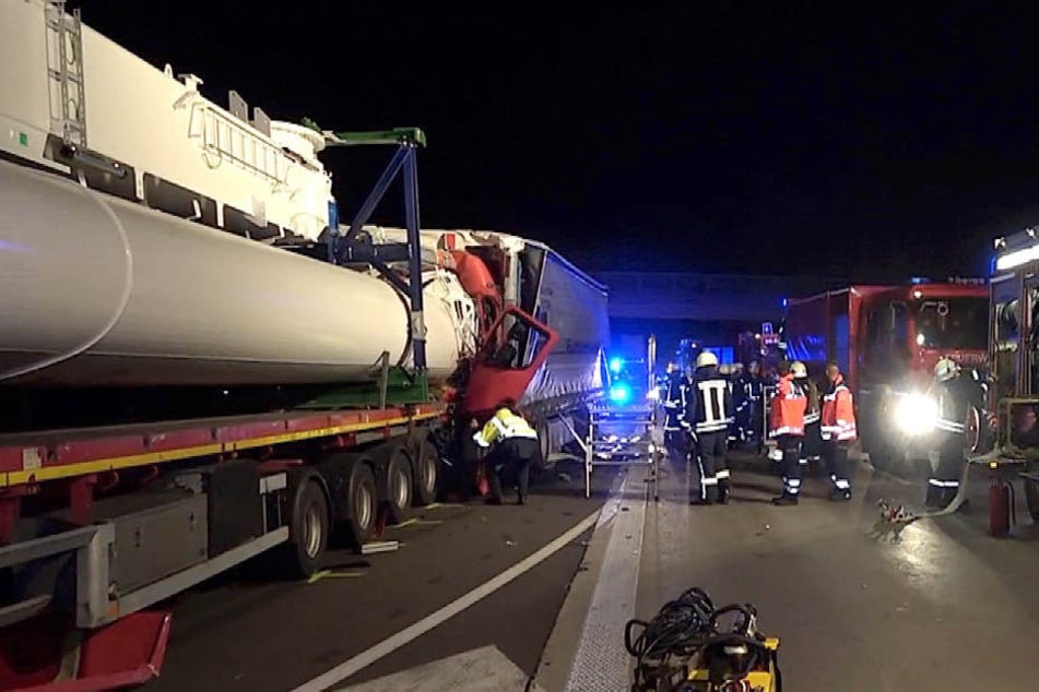 Zwischen dem Kreuz Magdeburg und der Raststätte Börde Nord sind am frühen Dienstagmorgen alle Fahrspuren gesperrt.