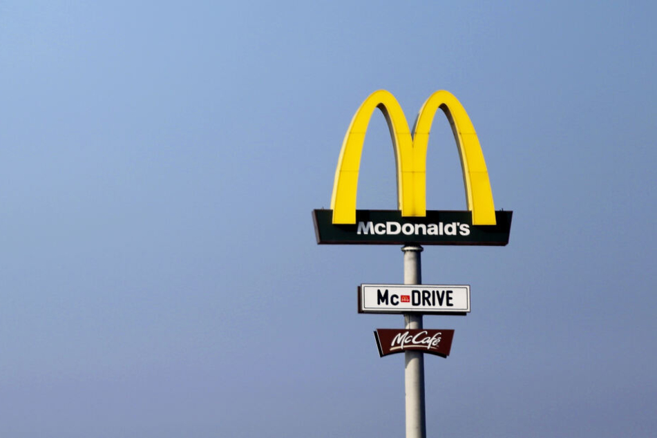 In einem McDrive holten sich T-Rex und sein Kumpel etwas zu essen.
