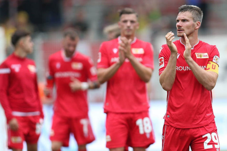 Michael Parensen bedankt sich nach dem Testspiel gegen Bröndby IF bei den Fans.