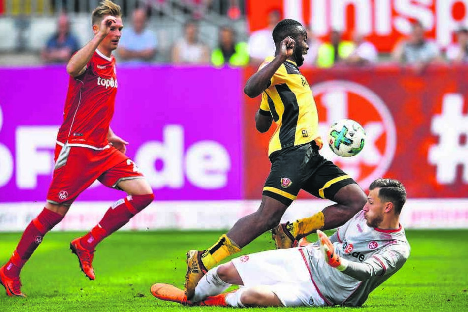 1:0-Sieg beim 1. FC Kaiserslautern! Mit dem Bauch erzielt Erich Berko (M.) das wichtigste Tor für Dynamo in der Saison 2017/18. Er überwindet FCK-Keeper Marius Müller.
