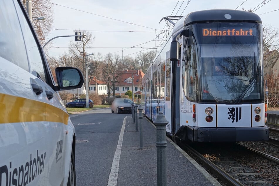 Der Volkswagen stieß mit der Straßenbahn zusammen.