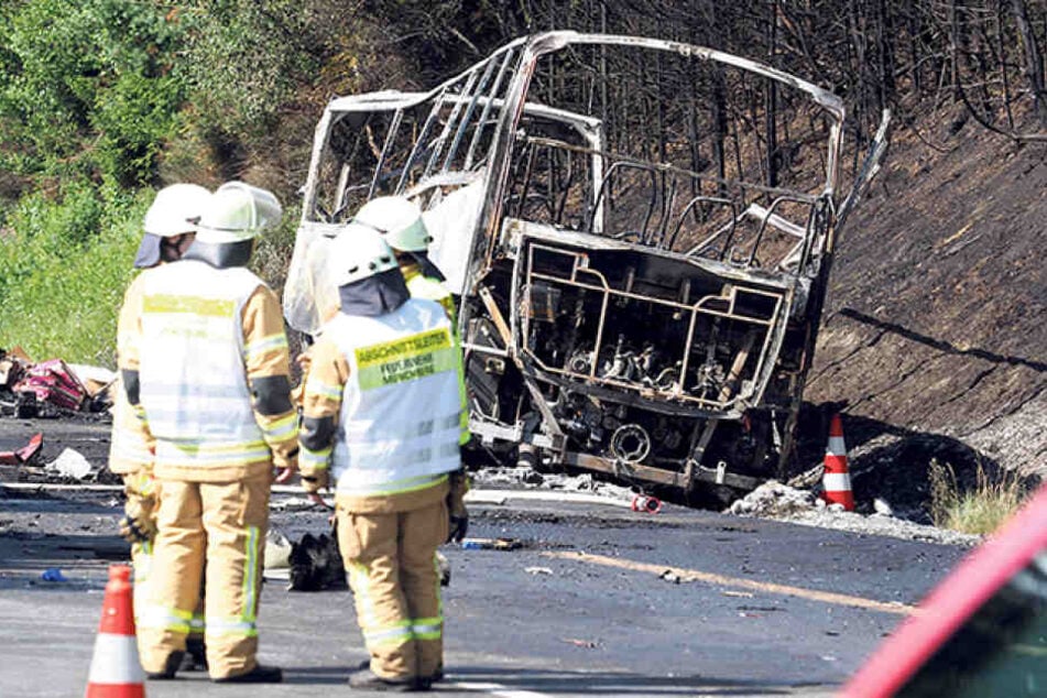 Über 200 Rettungskräfte waren im Einsatz. Die Ermittlungen konzentrieren sich
nun auf die Unfallursache.