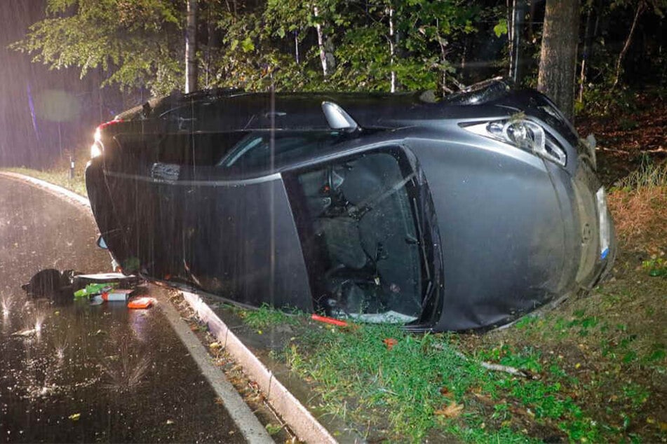 Unfall auf der S 223 bei Chemnitz! Ein Hyundai kam am Montagabend auf regennasser Fahrbahn von der Straße ab, überschlug sich und kam auf der Seite zum Liegen.