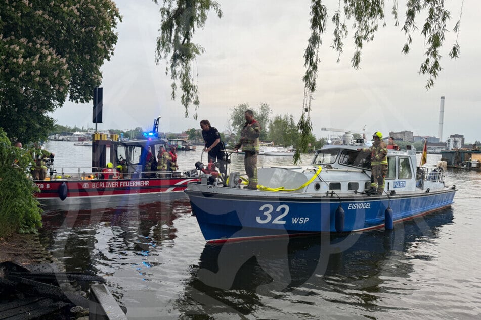 Auch Schiffe der Wasserschutzpolizei kamen zum Einsatz.
