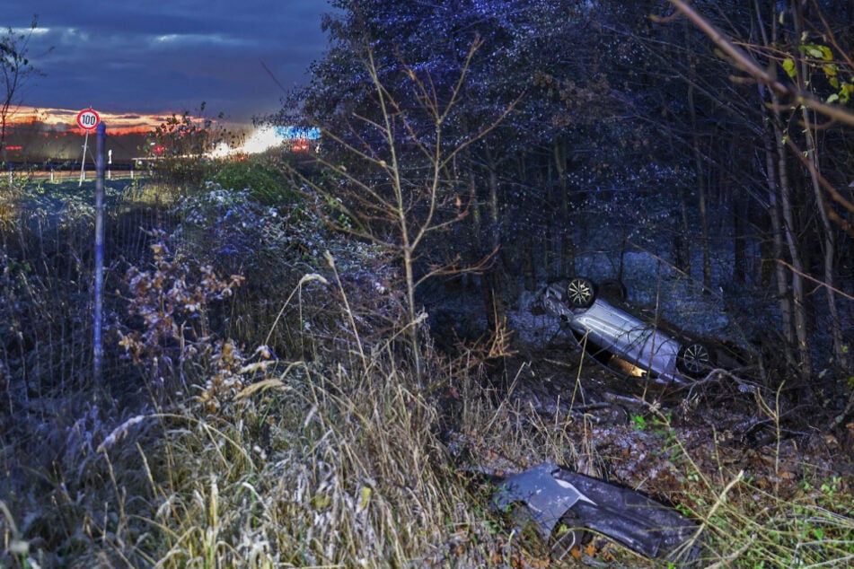 Der Mercedes landete etwa 70 Meter von der Autobahn entfernt auf dem Dach.