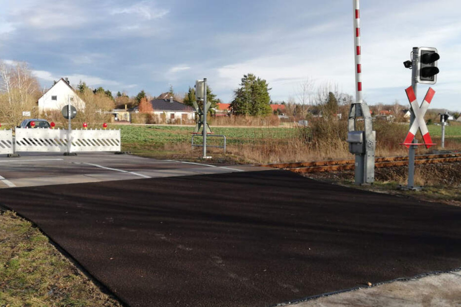 Bis zum Donnerstagmorgen soll der Beton ausgehärtet sein. Ab 6 Uhr ist der Bahnübergang dann wieder befahrbar.