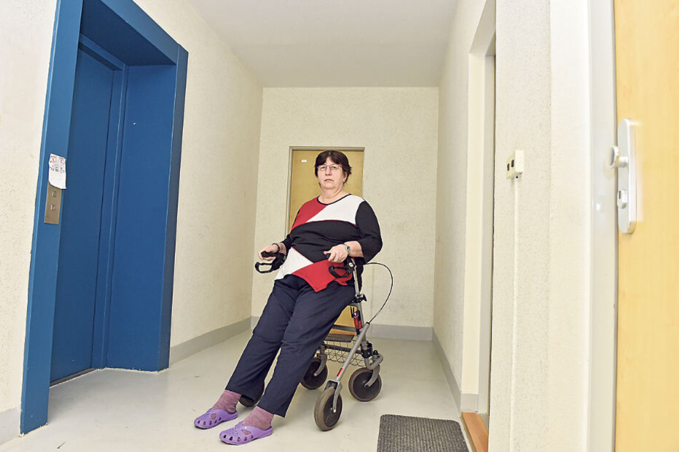 Gefangen! Sabine Schmidt (55) kann ohne Aufzug das Haus nicht verlassen.