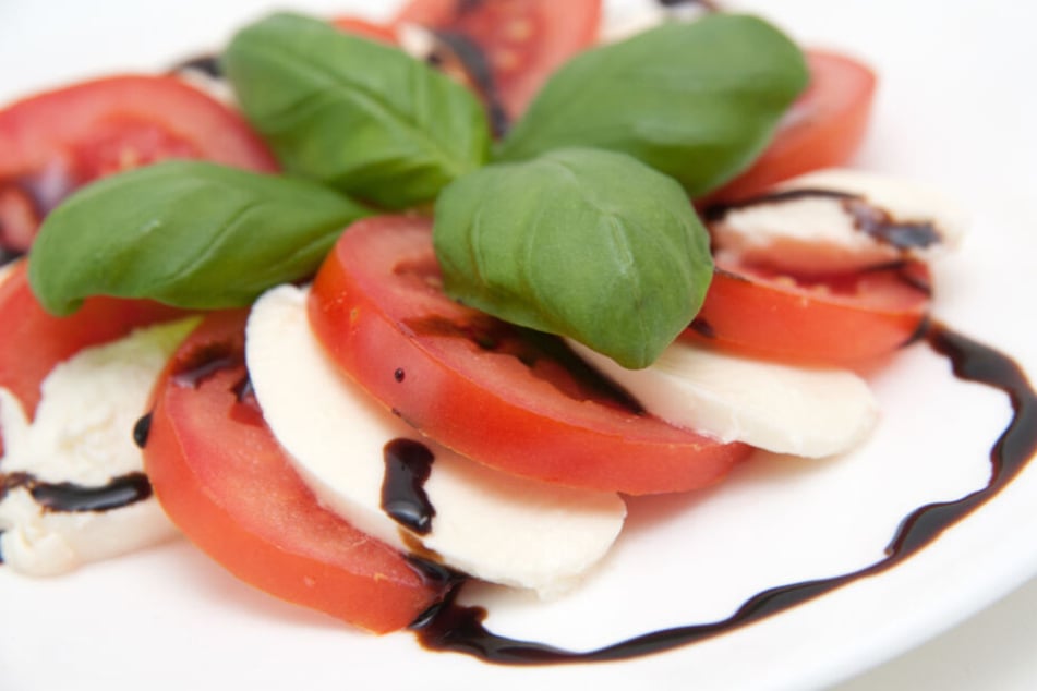Balsamico eigent sich etwa zur Verfeinerung von Tomate und Mozzarella.
