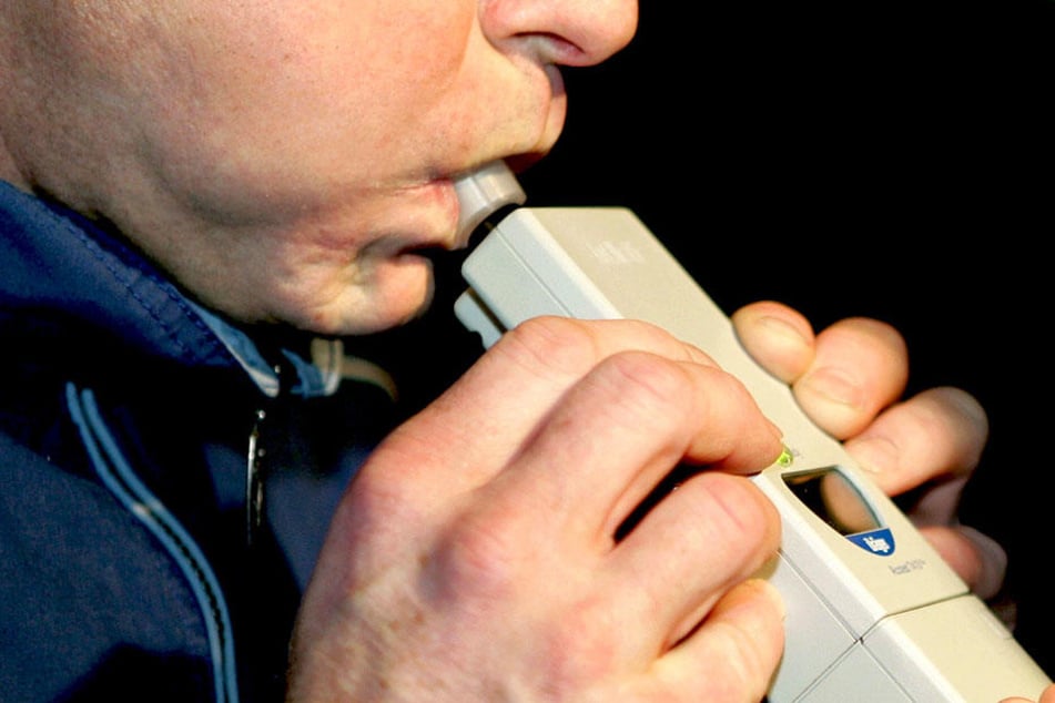 Ein Alkohol-Test bei der Verdächtigen ergab 1,08 Promille.