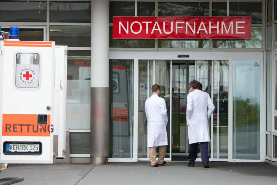 Ein weiterer Arbeiter musste mit dem Rettungswagen in eine Klinik eingeliefert werden.