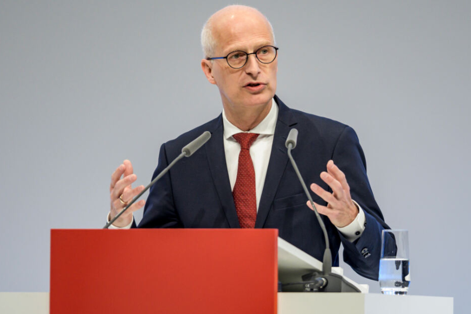 Peter Tschentscher (SPD), Hamburgs Erster Bürgermeister, steht auf dem Podium.