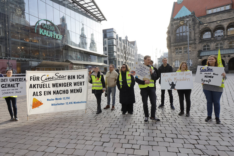 CineStar-Mitarbeiter streikten am Samstag vor dem Chemnitzer Rathaus.