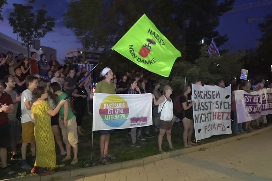 Etwa 300 Menschen demonstrierten auf dem Parkplatz der Johanniskirche gegen Pro Chemnitz.
