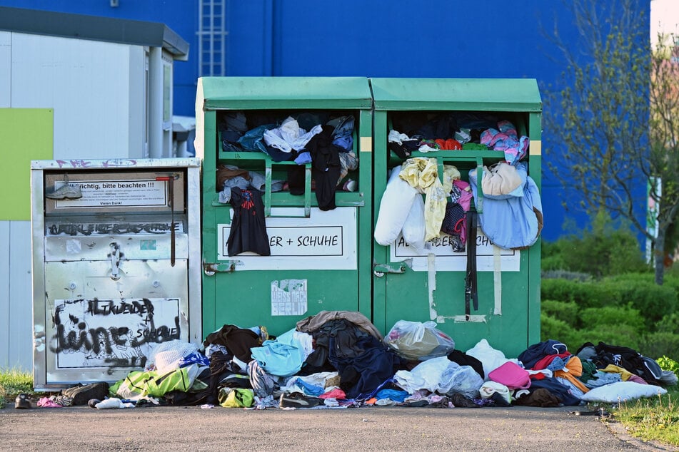 Die Container beim Atlanta Hotel in Markkleeberg/Wachau quellen über.
