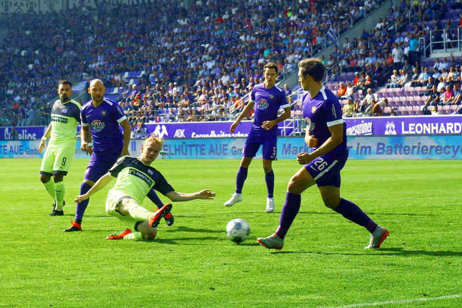 Szene vom 1:0-Sieg aus der Hinrunde: Sören Gonther (r.) blockt den Schuss des Osnabrückers Bryan Henning. Auch am Freitagabend wollen die Veilchen ohne Gegentor bleiben.
