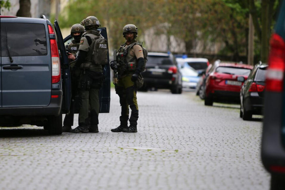 Die Polizei sperrte das Gebiet in Leutzsch stundenlang ab, doch die Suche nach dem bewaffneten Mann verlief ergebnislos.