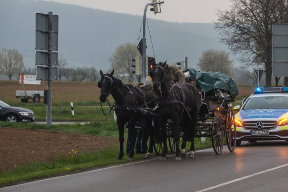 Die Kutsche wurde von der Polizei von der Bundesstraße geleitet.
