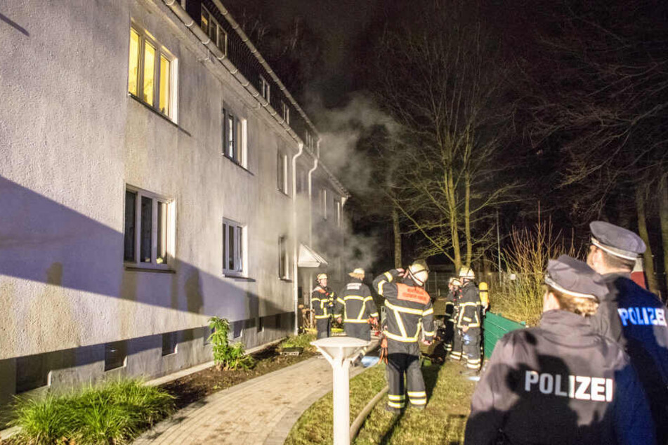 Polizei und Feuerwehr sind im Einsatz, um einen Brand im Erdgeschoss eines Hauses in Hamburg-Osdorf zu löschen.