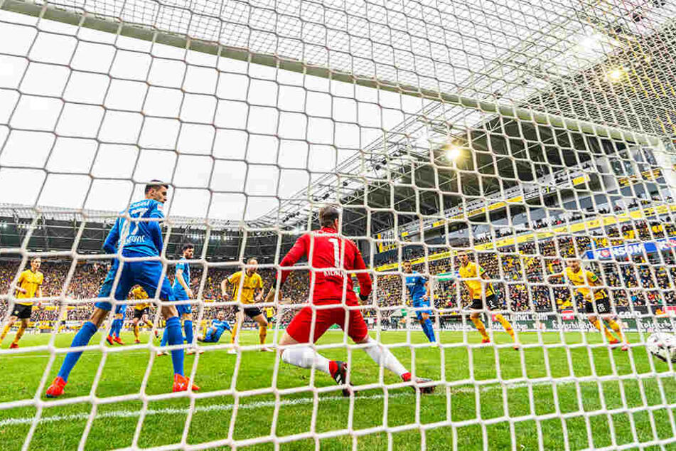 Jannis Nikolaou (hinten, verdeckt) hat geköpft, der abgefälschte Ball findet den Weg zum 2:2 ins Tor.