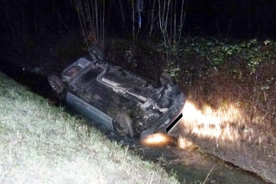 Ebenfalls in Porta Westfalica landete ein Mann mit seinem Auto in einem Graben. Er konnte durch die Heckscheibe den Wagen verlassen.