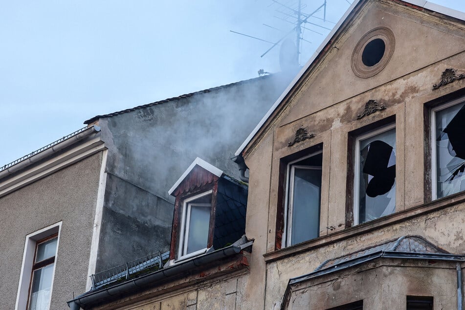 Rauch drang aus dem Gebäude - in der oberen Etage brach ein Feuer aus.