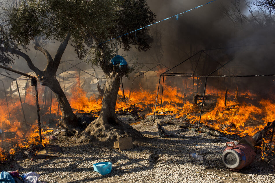 Im bereits ausgebrannten Lager Moria stehen Zelte in Flammen.