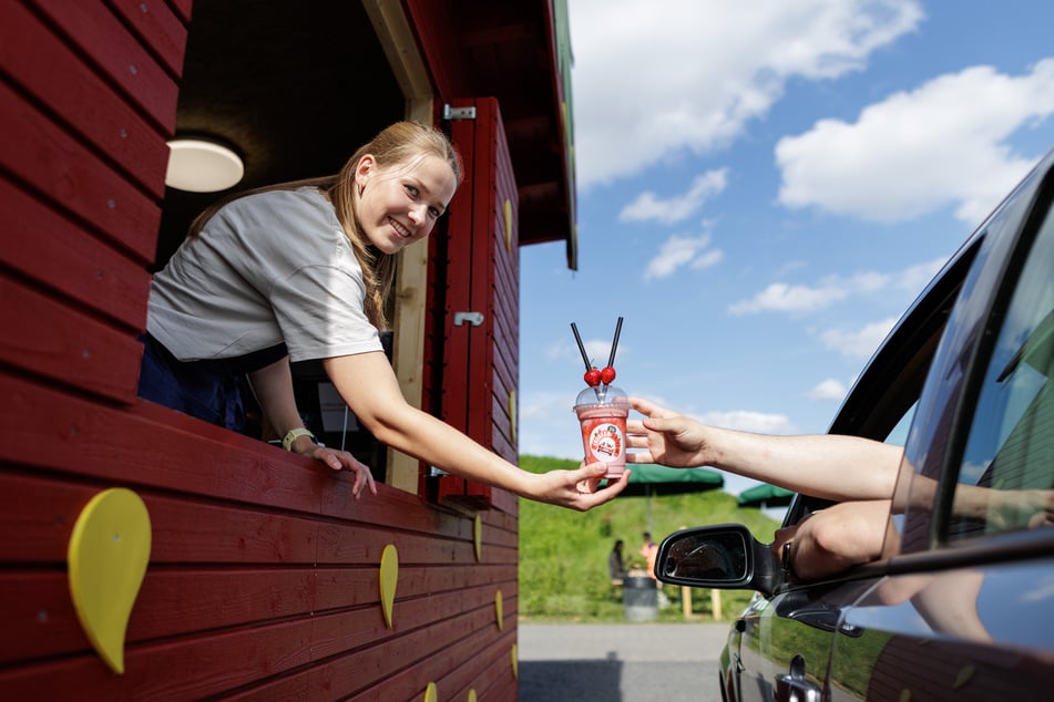 Luisa Krone verkauft am Erdbeer-Drive-in neben frischen Erdbeeren auch Softeis-Kreationen, Milchshakes und Slushies an Autofahrer.