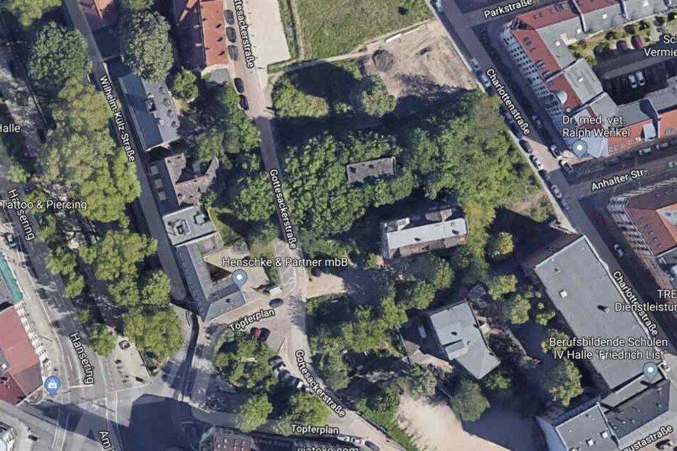 Der Vorfall ereignete sich am Samstagabend auf einer Grünfläche im Bereich Töpferplan/Gottesackerstraße.