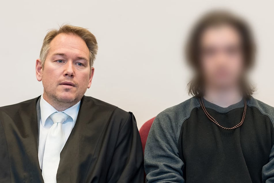 Der Angeklagte sitzt in Detmold neben seinem Anwalt Carsten Ernst.