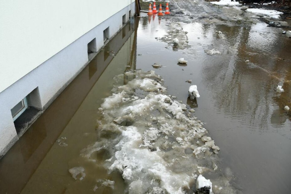 Das Tauwasser kam von einem angrenzenden Feld.