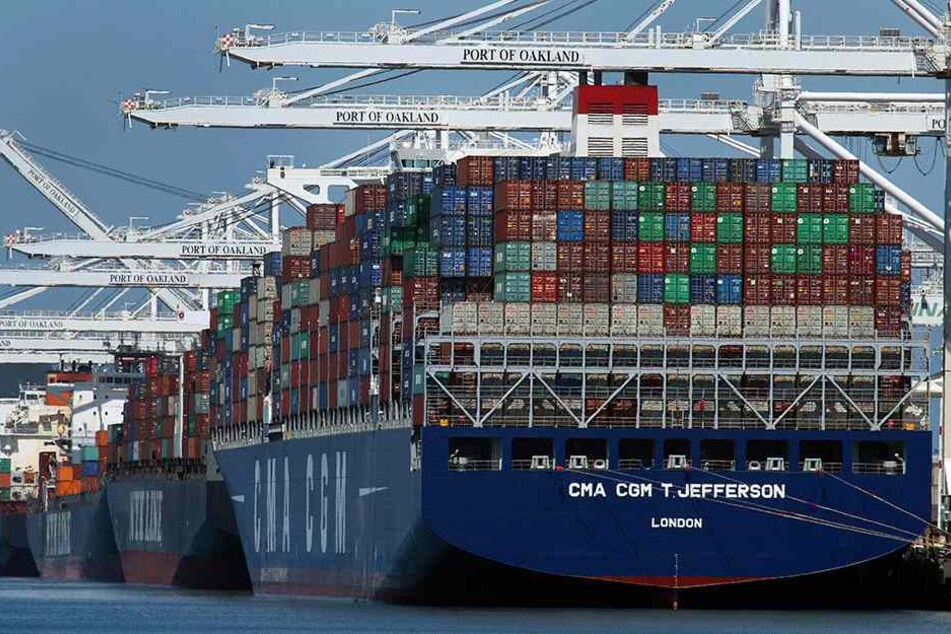 Container werden von einem Containerschiff entladen. Unternehmen aus den EU-Ländern müssen künftig Strafzölle auf Exporte von Stahl und Aluminium in die USA zahlen.