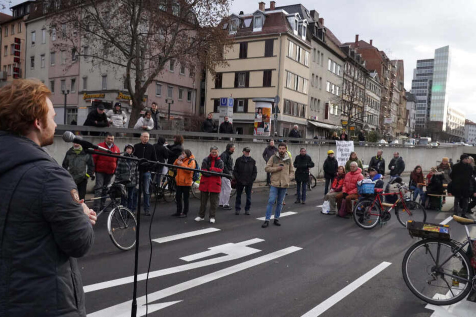 Die Demonstration findet im Rahmen des internationalen Tages gegen unnütze Großprojekte statt.